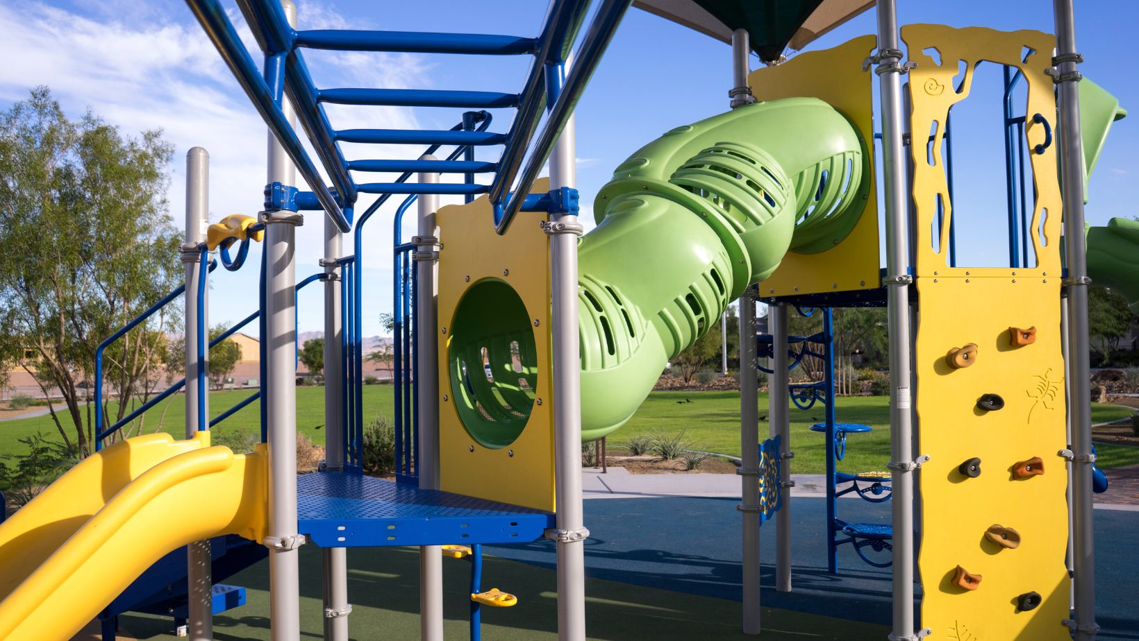 How To Encourage The Different Types Of Play With An Outdoor Playground ...